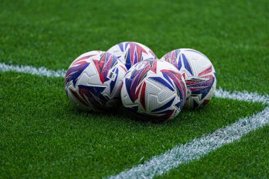 Efl, 21 Nisan 2025 'te İngiltere, Luton Road' da Luton Town 'a karşı Bristol City' de oynanan Sky Bet Şampiyonası karşılaşması öncesinde maç topları atıyor.