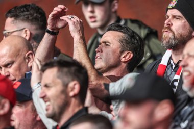 Rob McElhenney, Wrexham taraftarlarıyla 21 Nisan 2025 'te Bloomfield Road, Blackpool' da oynanan Blackpool-Wrexham maçında yaptığı promosyon hakkında şarkı söylüyor.