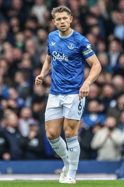 Everton 'dan James Tarkowski Premier League maçı sırasında Everton, Manchester City' ye karşı Goodison Park, Liverpool, İngiltere, 19 Nisan 2025