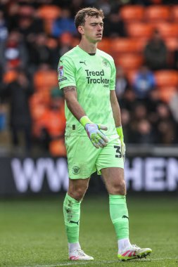 Blackpool takımından Harry Tyrer 21 Nisan 2025 'te Bloomfield Road, Blackpool' da Blackpool-Wrexham maçında