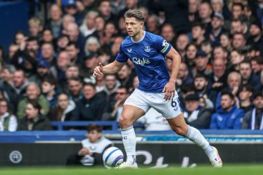 Everton 'dan James Tarkowski Premier Lig maçı sırasında Everton Manchester City' ye karşı Goodison Park, Liverpool, İngiltere, 19 Nisan 2025
