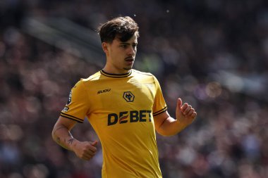 Premier Lig karşılaşmasında Wolverhampton Wanderers 'dan Rodrigo Gomes Manchester United' a karşı Old Trafford, Manchester, İngiltere, 20 Nisan 2025