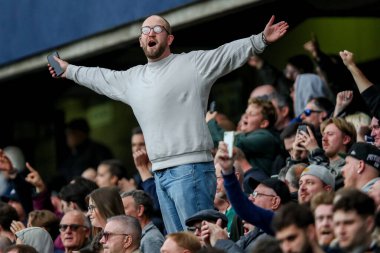 Bir Millwall taraftarı, 21 Nisan 2025 'te İngiltere' nin başkenti Londra 'da oynanan The Den' de oynanan Millwall-Norwich City maçının ardından takımların zaferini kutluyor.