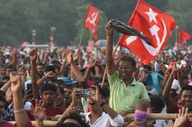 Binlerce çiftçi, işçi, tarım işçisi ve gecekondu sakini eylemcisi, 20 Nisan 2025 'te Kolkata' daki Tugay Geçit Alanı 'ndaki devlet ve merkez hükümetin farklı çalışma politikalarını protesto etmek için düzenlenen toplu toplantıya katıldı..