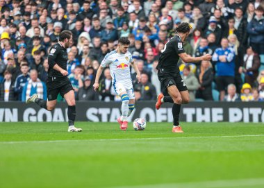 Leeds United takımından Malikane Solomon, 21 Nisan 2025 'te Leeds Road, Leeds, İngiltere' de oynanan Leeds United-Stoke City maçında topu aldı.
