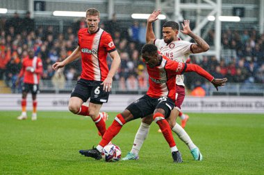 Luton Town 'dan Isaiah Jones, Bristol City' den Nahki Wells 'i 21 Nisan 2025' te Bristol City 'deki Luton Town' a karşı Bristol City maçında durdurdu.