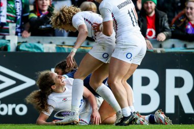 İngiltere 'den Abby Dow, 2025 Guinness Kadınlar 6 Milletler Maçı sırasında İngiltere' ye karşı İskoçya 'da 19 Nisan 2025' te Mattioli Woods Welford Road Stadyumu 'nda 54-7 öne geçmeye çalışıyor.