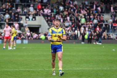 Warrington Wolves 'tan Matty Ashton, 19 Nisan 2025' te Leigh Spor Köyü 'nde oynanan Betfred Süper Lig 8. Raundunda Leigh Leopards ve Warrington Wolves maçının ardından gezgin taraftarları alkışlıyor.