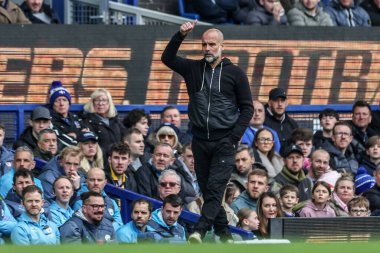 Manchester City 'nin Pep Guardiola teknik direktörü, 19 Nisan 2025' te Goodison Park, Liverpool 'da oynanan Premier League maçında takım talimatlarını verir.