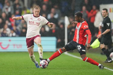 Luton Town 'dan Isaiah Jones, Bristol City' li Ross McCrorie 'nin, 21 Nisan 2025' te Kenilworth Road, Luton, İngiltere 'de oynanan Luton Town - Bristol City maçında topu kazandı.