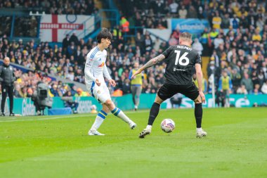 Leeds United takımından Ao Tanaka, 21 Nisan 2025 'te Leeds Road, Leeds, İngiltere' de oynanan Leeds United-Stoke City maçında pas veriyor.