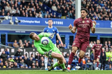 Everton 'dan Jordan Pickford, Premier League maçında Manchester City ile Goodison Park, Liverpool, İngiltere' de oynanan 19 Nisan 2025 karşılaşmasında Manchester City 'den Omar Marmoush' un attığı şutu blokluyor.