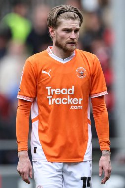 Blackpool takımından Hayden Coulson 21 Nisan 2025 'te Bloomfield Road, Blackpool' da Blackpool-Wrexham maçında