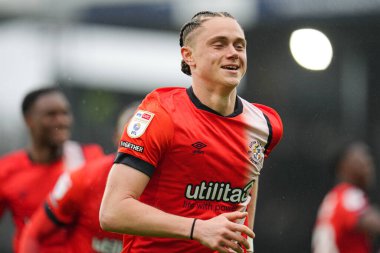 Luton Town 'dan Thelo Aasgaard, 21 Nisan 2025' te Luton Town ile Bristol City arasında oynanan Gökyüzü İddia Şampiyonası maçında golü kutluyor.