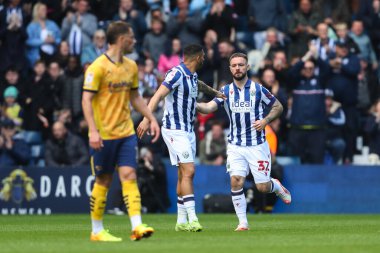 West Bromwich Albion 'dan Adam Armstrong, 21 Nisan 2025' te Hawthorns, West Bromwich, Birleşik Krallık 'ta oynanan West Bromwich Albion - Derby County maçında 1-2 kazanma hedefini kutluyor.
