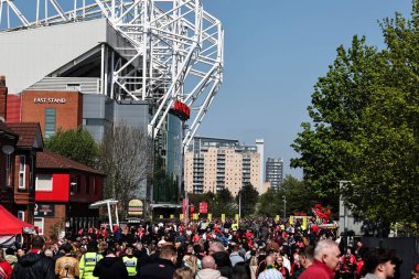 Manchester United taraftarları Manchester United ile Wolverhampton Wanderers maçı öncesinde Old Trafford, Manchester, İngiltere 'de 20 Nisan 2025' te Old Trafford 'a doğru yola çıktılar.