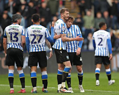 Sheffield Wednesday oyuncuları 21 Nisan 2025 'te Sheffield Çarşamba günü Hillsborough, Sheffield, İngiltere' de oynanan Sky Bet Şampiyonası maçından sonra kutlama yapıyorlar.