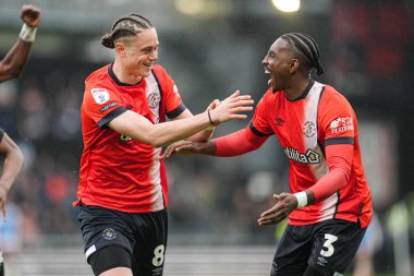 Luton Town 'dan Thelo Aasgaard ve Luton Town' dan Amari 'i Bell, 21 Nisan 2025' de Luton Town 'un Bristol City' e karşı oynadığı Gökyüzü İddia Şampiyonası maçında golü kutladılar.