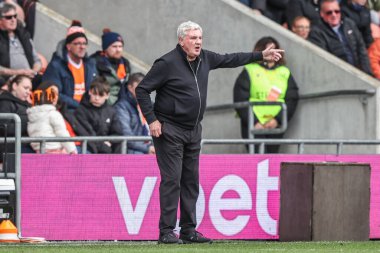 Blackpool takımının menajeri Steve Bruce, 21 Nisan 2025 'te Bloomfield Road, Blackpool' da oynanan Blackpool-Wrexham maçında takımına talimat verir.