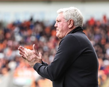 Blackpool teknik direktörü Steve Bruce, 21 Nisan 2025 'te Bloomfield Road, Blackpool' da oynanan Blackpool vs Wrexham maçında teknik alanda tepki gösterdi.