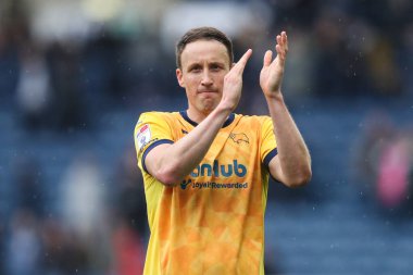 Derby County 'den Craig Forsyth, 21 Nisan 2025' te İngiltere 'nin başkenti West Bromwich Derby County' de oynanan West Bromwich Albion-Derby maçı sonrasında gezgin taraftarları alkışlıyor.