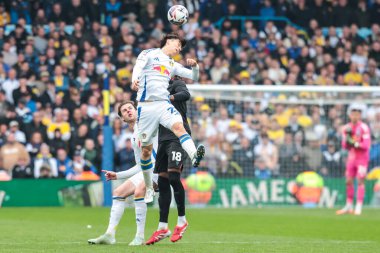 Leeds United takımından Ao Tanaka, 21 Nisan 2025 'te Leeds Road, İngiltere' de Leeds United ile Stoke City arasındaki Sky Bet Şampiyonası maçında yüksek topu kazanmak için sıçradı.