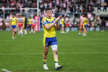 Warrington Wolves 'tan Josh Thewlis, 19 Nisan 2025' te Leigh Spor Köyü, Leigh, İngiltere 'de oynanan Betfred Süper Lig 8. Raundunda Leigh Leopards ve Warrington Wolves maçının ardından gezgin taraftarları alkışlıyor.