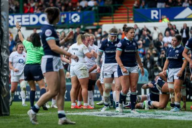 İngiltere 'den Marlie Packer, İngiltere' nin Mattioli Woods Welford Road Stadyumu, Leicester, Birleşik Krallık, 19 Nisan 2025 'te oynanan 2025 Guinness Kadınlar 6 Milletler Maçı' nda 12-0 yenmeye çalışıyor.