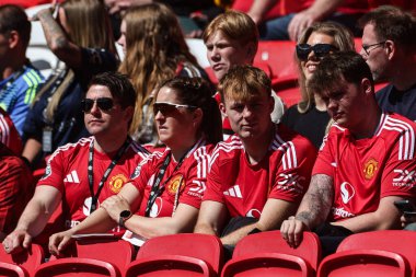 Manchester United taraftarları Manchester United ile Wolverhampton Wanderers maçı öncesinde Old Trafford, Manchester, İngiltere, 20 Nisan 2025