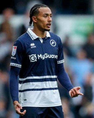 Millwall 'dan Femi Azeez, 21 Nisan 2025' te İngiltere 'nin The Den kentinde oynanan Millwall-Norwich City maçında tepki gösterdi.