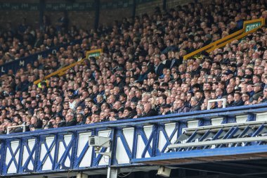 Everton taraftarları, 19 Nisan 2025 'te İngiltere' nin Liverpool kenti Goodison Park 'ta oynanan Premier League maçı sırasında Everton' a karşı Manchester City 'i izliyorlar.