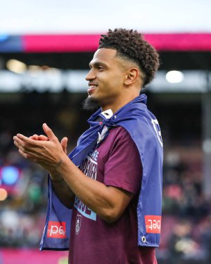 Burnley 'den Marcus Edwards, Burnley, Burnley, İngiltere' de 21 Nisan 2025 'te Burnley' e karşı oynanan Gökyüzü İddia Şampiyonası maçından sonra birinci lige terfi edilişini kutluyor.