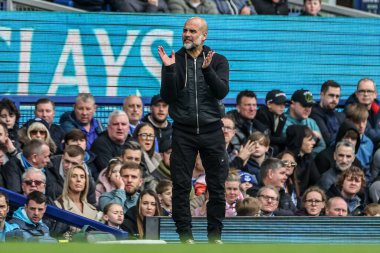 Manchester City 'nin Pep Guardiola teknik direktörü, 19 Nisan 2025' te Goodison Park, Liverpool 'da oynanan Premier League maçında taraftarları alkışlıyor.