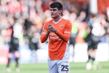 Blackpool 'dan Rob Apter, 21 Nisan 2025' te Bloomfield Road, Blackpool 'da oynanan Sky Bet 1 karşılaşmasında son ıslık çaldıktan sonra taraftarları alkışlıyor.