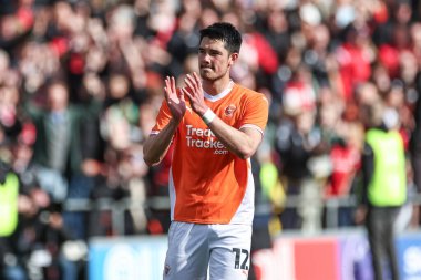 Blackpool 'dan Elkan Baggott, 21 Nisan 2025' te Bloomfield Road, Blackpool, İngiltere 'de oynanan 1. Blackpool-Wrexham maçında son ıslık çaldıktan sonra taraftarları alkışlıyor.
