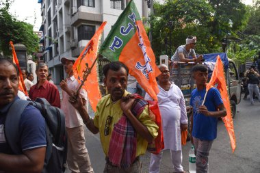 Bharatiya Janata Partisi destekçileri Hindular, 19 Nisan 2025 tarihinde Hindistan 'ın Kolkata kentindeki Murshidabad ilçesinde meydana gelen toplu şiddeti gerekçe göstererek Batı Bengal' de cumhurbaşkanlığı yönetiminin dayatılmasını talep eden bir protesto yürüyüşü düzenledi.