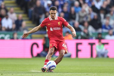 Liverpool 'dan Trent Alexander-Arnold 20 Nisan 2025' te King Power Stadyumu 'nda Leicester City ile Liverpool arasındaki Premier League maçında pas attı.