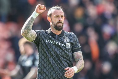 Wrexham 'dan Steven Fletcher, 21 Nisan 2025' te Bloomfield Road, Blackpool 'da oynanan Blackpool-Wrexham maçında galibiyeti kutluyor.