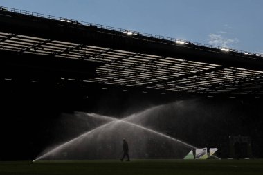 Manchester United ve Wolverhampton Wanderers maçında 20 Nisan 2025 'te Old Trafford, Manchester, İngiltere' de sahaya su döktü.