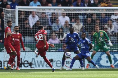 Liverpool 'dan Ryan Gravenberch, 20 Nisan 2025' te King Power Stadyumu 'nda Leicester City ile Liverpool arasındaki Premier League maçında gol atma şansı yakaladı.