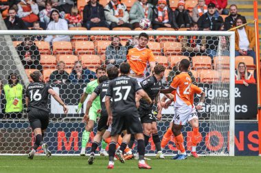 Blackpool 'dan Elkan Baggott, 21 Nisan 2025' te Bloomfield Road, Blackpool 'da oynanan Blackpool-Wrexham maçında liderliği aldı.