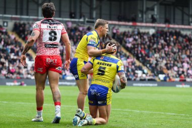 Warrington Wolves takımından Matty Ashton, 19 Nisan 2025 'te Leigh Spor Köyü' nde oynanan 8. Betfred Leopards vs Warrington Wolves karşılaşmasında 18-12 'lik galibiyetini kutluyor.