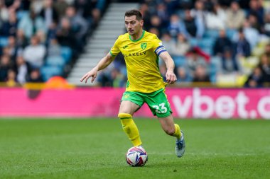 Norwich City 'den Kenny McLean 21 Nisan 2025' te Londra, The Den 'de Millwall Norwich City' e karşı oynadığı Gökyüzü İddia Şampiyonası maçında topla koşuyor.