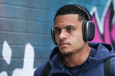 Burnley 'den CJ Egan-Riley, Burnley ile Sheffield United arasındaki 21 Nisan 2025' te oynanacak Gökyüzü İddia Şampiyonası maçı öncesinde stadyuma geldi.