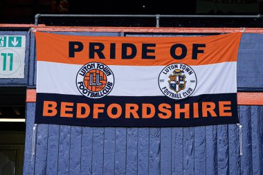 Luton ilçe bayrağı, 21 Nisan 2025 'te Luton Town, Lutworth Road, Luton, İngiltere' de Bristol City 'ye karşı oynanan Sky Bet Şampiyonası öncesinde.