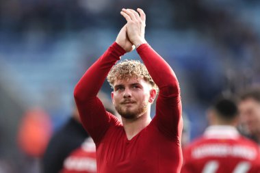 Liverpool 'dan Harvey Elliott, 20 Nisan 2025' te King Power Stadyumu 'nda Leicester City' nin Liverpool 'a karşı oynadığı Premier League maçı sonrasında gezgin taraftarları alkışlıyor.