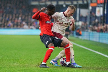 Luton Town 'dan Isaiah Jones ve Bristol City' den Ross McCrorie 21 Nisan 2025 'te Luton Town, Bristol City' e karşı oynadıkları maçta