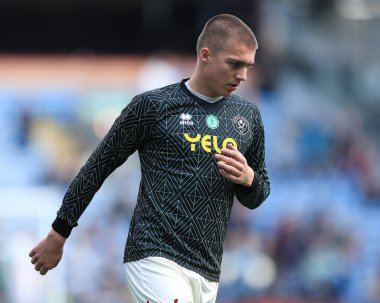 Sheffield United takımından Alfie Gilchrist, Burnley ile Sheffield United 'ın 21 Nisan 2025' te oynadığı Turf Moor, Burnley maçında ısınıyor.