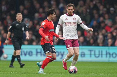 Luton Town 'dan Liam Walsh 21 Nisan 2025' te Luton Town - Bristol City maçında topun üzerinde.