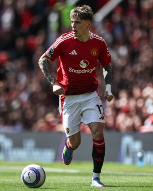 Manchester United takımından Alejandro Garnacho, Manchester United ile Wolverhampton Wanderers maçında 20 Nisan 2025 'te Old Trafford, Manchester, İngiltere' de top ile ilerliyor.